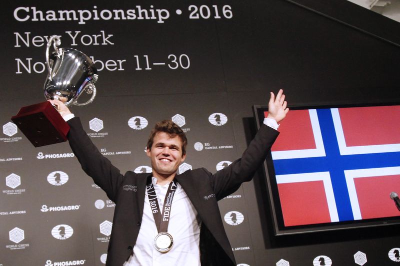 La imagen tiene un atributo ALT vacío; su nombre de archivo es Carlsen-con-su-trofeo-tras-vencer-a-Karjakn-Nueva-York-2016-Foto-Anastasia-Karlovich-FIDEChessPro.jpg