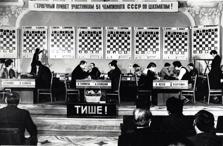 Nota 648 en ABC Color
Campeonato de la URSS 1984 Tukmakov vs Beliavsky jugando con un cartel debajo que dice SILENCIO Foto Chesspro