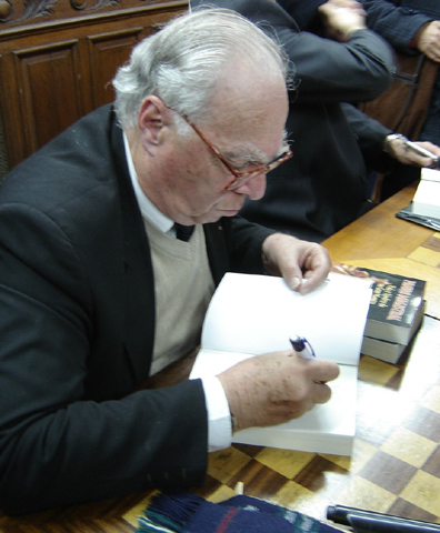 Oscar Roberto Panno en 2010
Firmando el libro sobre su carrera