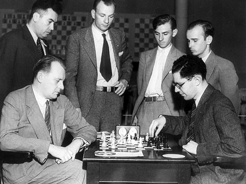 Nota 649 en ABC Color
Pasadena, 1932 Alexander Alekhine vs. Isaac Kashdan, parados José Araiza, Dake, Fine y Reshevsky Foto Archivos de Jacqueline Piatigorsky