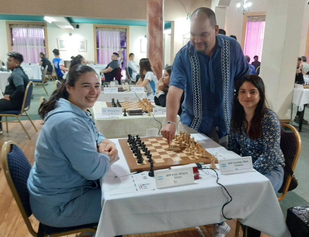 Segundo día del Zonal 2.5
R 3 Jugada inicial a cargo del Presidente de FIDE América José Carrillo en Fernández vs. Brizzi del Femenino
