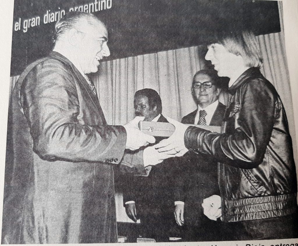 Nota 651 de ABC Color de Paraguay
Andersson recibe su trofeo del Vicepresidente de directorio de Clarin Dr. Horacio Rioja. Torneo Clarín  1978 Foto del libro del torneo