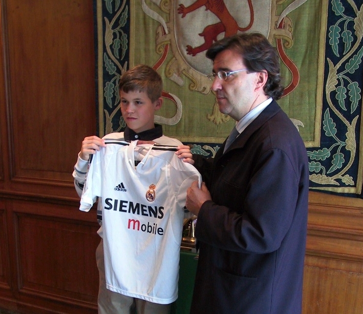 Nota 653 en ABC Color de Paraguay
Magnus Carlsen, su camiseta del Real Madrid junto al organizador de León, Marcelino Sión
León 2005