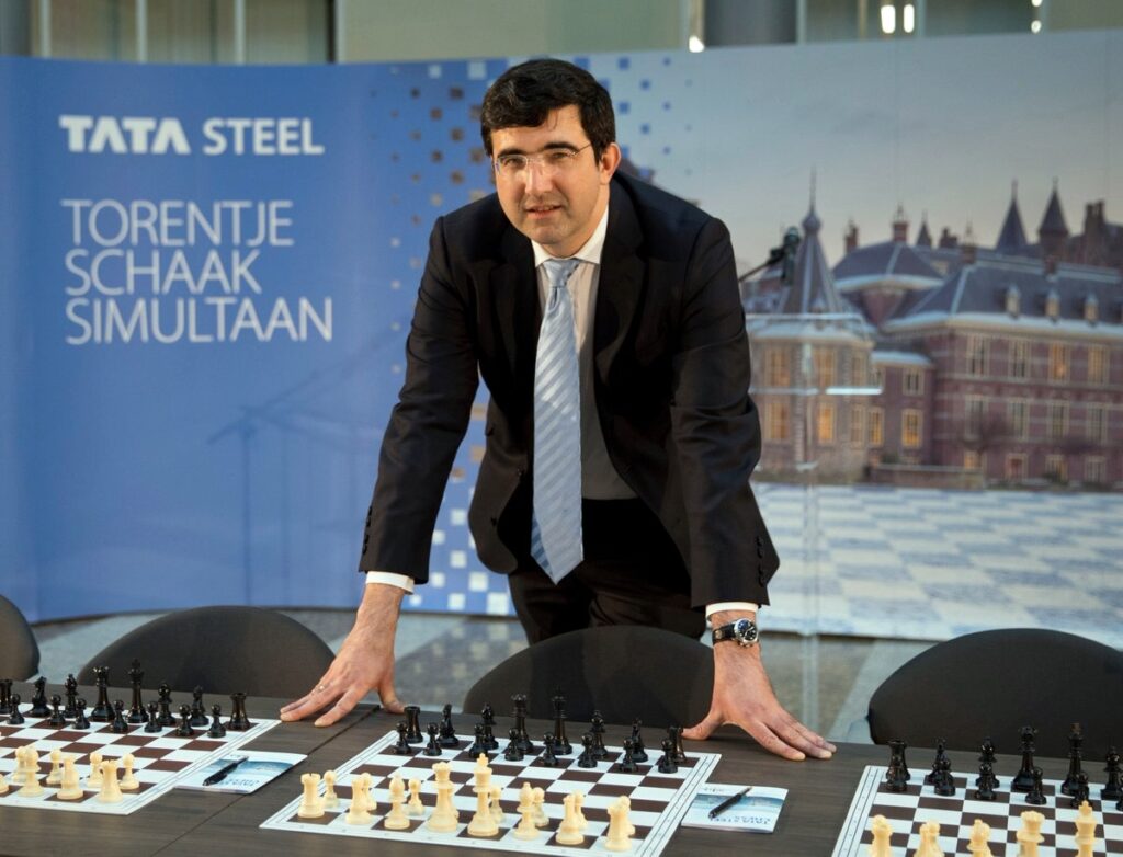 Nota 654 en ABC Color de Paraguay
Vladimir Kramnik en enero de 2019 en Wijk aan Zee, cuando anunció su retiro del ajedrez
Foto Tata Steel Chess