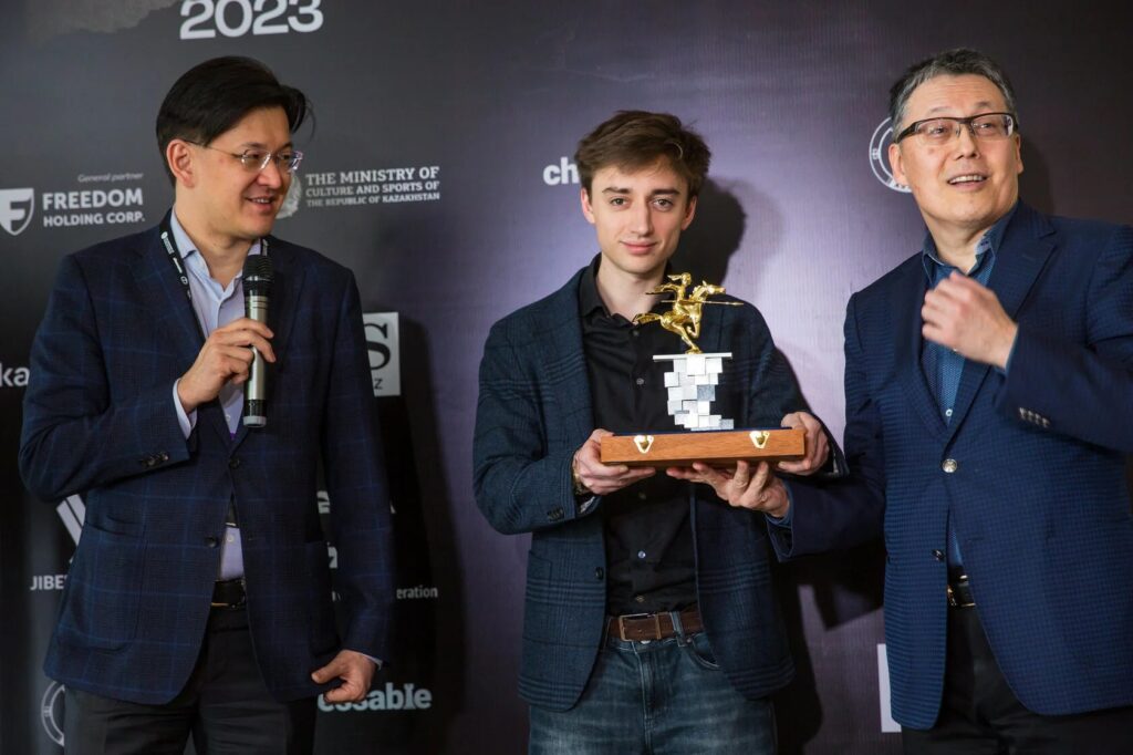 Daniil Dubov recibe el premio a la mejor combinación de ataque de 2022
Foto Anna Shtourman
