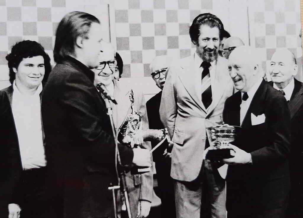 Nota 657 en ABC Color
II Torneo Clarín, Buenos Aires 1979
Ceremonia de clausura
Franco, Larsen, Frydman Citrymblum Najdorf y Eliskases