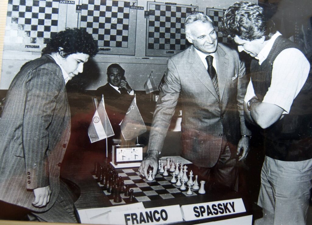 II Torneo Clarín 1979 Inauguración partida Spassky - Franco con el Intendente de Buenos Aires, Cacciatore, atrás Panno
Foto Z. Franco Clarín