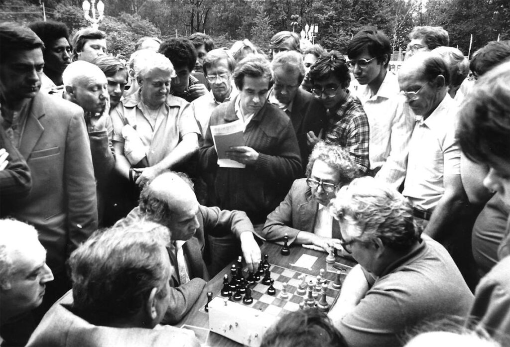 Las partidas blitz entre Tal y Vasiukov despertaban gran interés
Foto del libro Evgeny Vasiukov Chess Champion of Moscow
