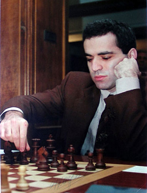 Nota 660 en ABC Color de Paraguay
Kasparov en Linares 1992
Foto ChessBase