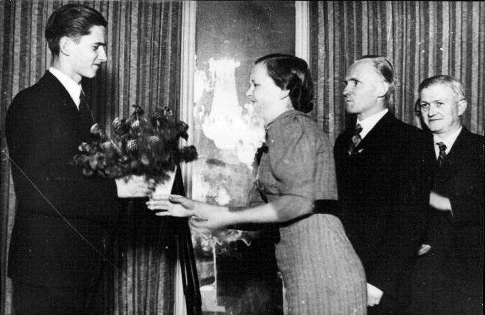 Paul Petrovich Keres recibe un presente al volver a Estonia tras un triunfo en el extranjero.
Foto H. Soosaar, Archivos Nacionales de Estonia
