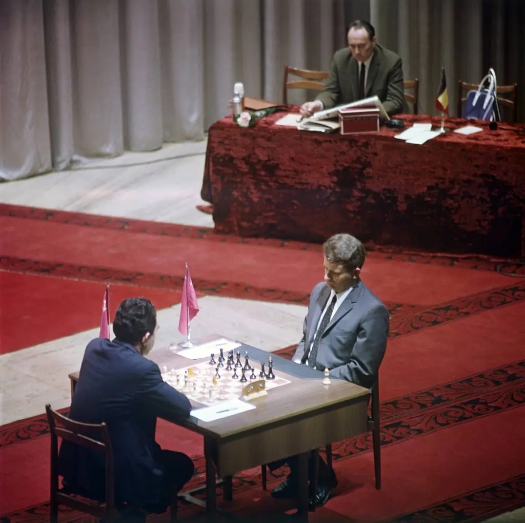 Match Spassky vs Petrosian 1969
Partida 22. El árbitro Alberic O’Kelly, sentado atrás
Foto V. Tutov TASS