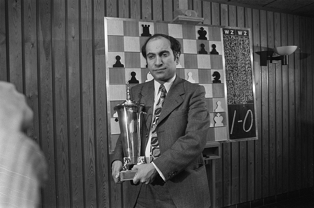 Nota 663 en ABC Color de Paraguay
Tal ganador del torneo de Wijk aan Zee en 1973 foto Bert Verhoeff, Anefo