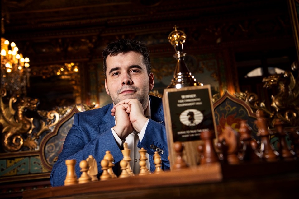 Torneo de Candidatos 2022, Madrid
El vencedor Ian Nepomniachtchi con su trofeo
Foto FIDE Stev Bonhage