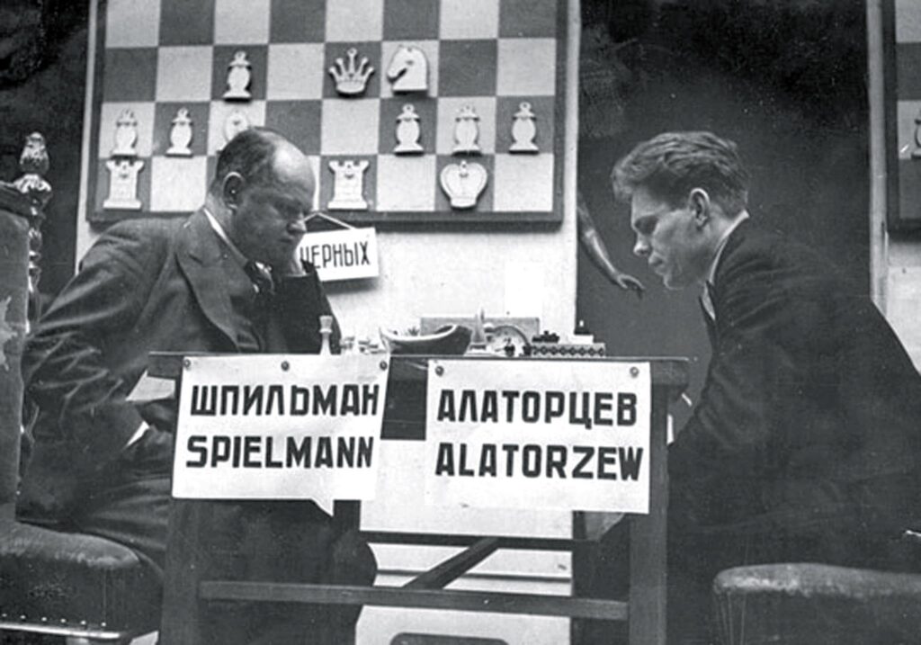 La imagen tiene un atributo ALT vacío; su nombre de archivo es Moscu-1935-Spielmann-versus-Alatortsev-Foto-del-libro-From-Vienna-to-Munich-to-Stockholm-A-Chess-Biography-of-Rudolf-Spielmann-1024x717.jpg