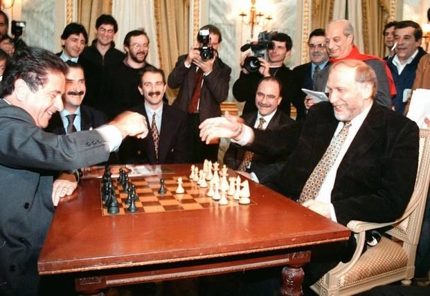 El Gobernador de la pcia. de Buenos Aires, Eduardo Duhalde, jugando con Bobby Fischer a Fischerandom.
La Plata 1996 Foto Diariodecultura.com.ar