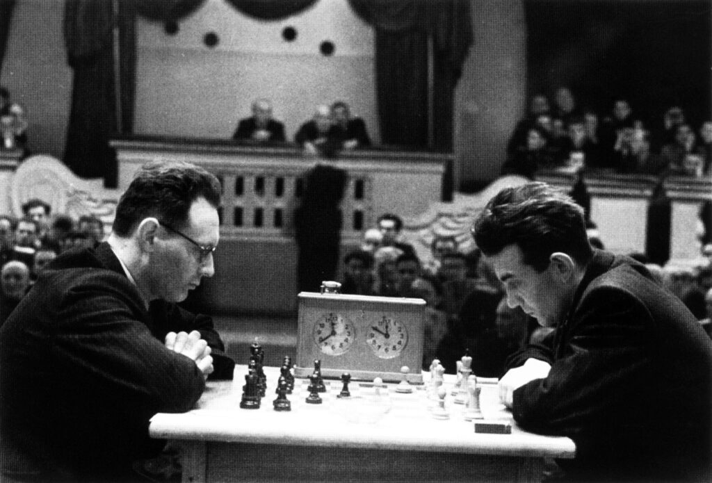 Botvinnik ante Korchnoi ,Campeonato de la URSS de 1952
Foto http://chesspro.ru
