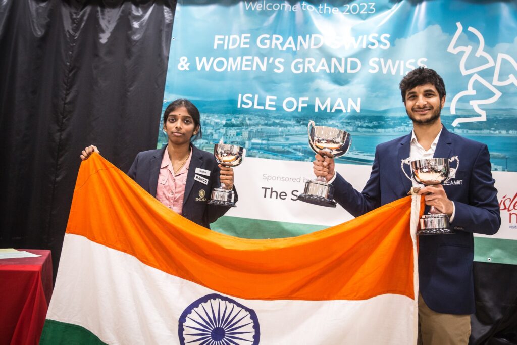 Vaishali Rameshbabu y Gujrathi Vidit  ganadores del Gran Suizo FIDE 2023 Foto Anna Shtourman FIDE