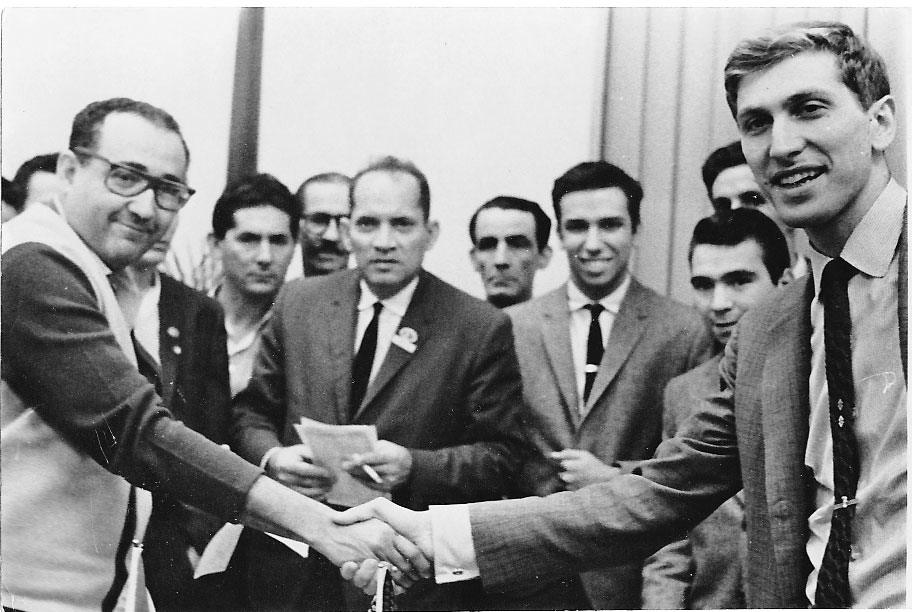Eleazar Jiménez y Fischer. El coautor del libro, Jesús Suárez es el cuarto, riendo, a la derecha de Fischer
Foto del libro Bobby Fischer en Cuba