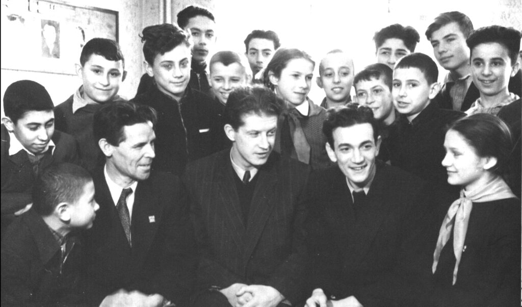 Nezhmetdinov, Averbakh y Korchnoi vista al Palacio de los Pioneros de Kiev en 1953, tras el Cto. Soviético.
Del libro Korchnoi year by year Volume 1
