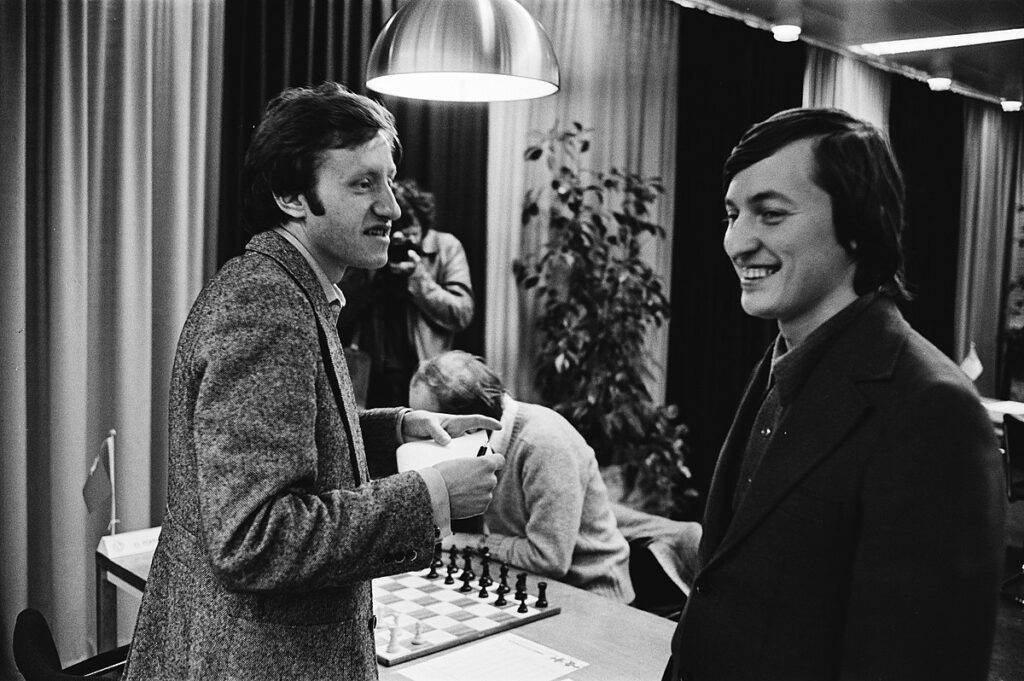 Oleg Romanishin y Anatoly Karpov en Tilburg 1979
Foto Suyk, Koen Anefo