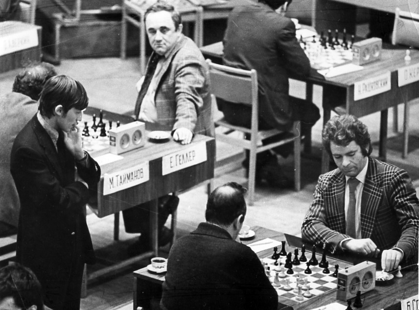 Korchnoi vs Spassky Ronda 15, mira Karpov, en la mesa adyacente Taimanov juega con Geller
Foto via dgriffinchess.wordchess