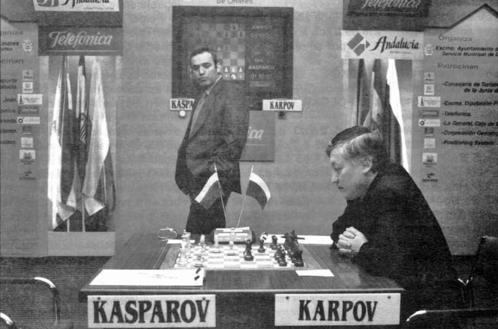 Kasparov pasea en su partida con Karpov, Linares 2001
Foto Jesús Boyero