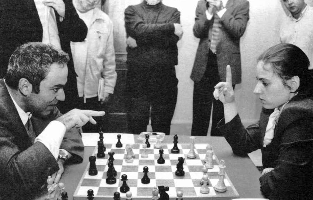 Kasparov y Judit Polgar puntualizan sus opiniones, Linares 2001
Foto Jesús Boyero