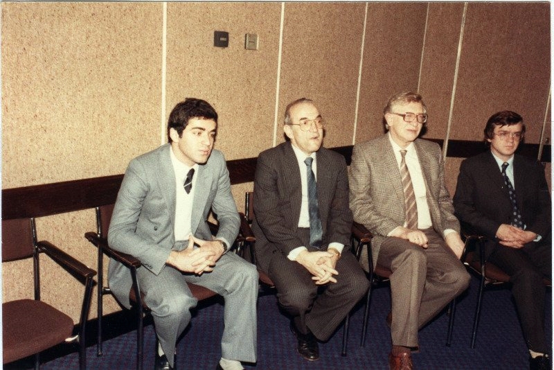 Londres 1983 los semifinalistas del Candidatos, Kasparov, Korchnoi, Smyslov y Ribli
Foto via https://chesspro.ru/