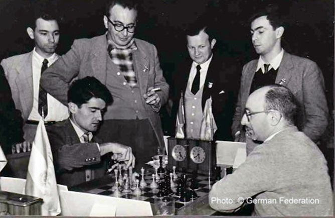 Matanovic vs Ju. Bolbochán, miran NN, Pilnik, Wexler y Panno, Olimpiada de Moscú 1956
Foto Fed. Alemana
