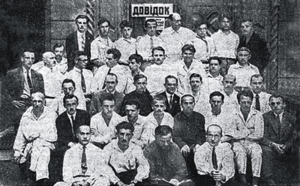 Foto de árbitros, participantes y organizadores del Campeonato de la URSS de 1929 El cuarto de la 2ª fila, contando desde la derecha, es Verlinsky
Foto del libro "A Chess Biography of Boris Verlinsky"