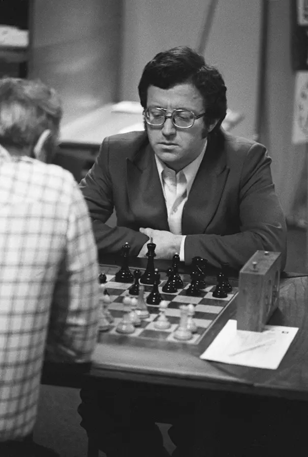 Josif Dorfman vs Boris Gulko en la 5º partida del match del 45º Campeonato de la URSS
Foto I. Utkin TASS