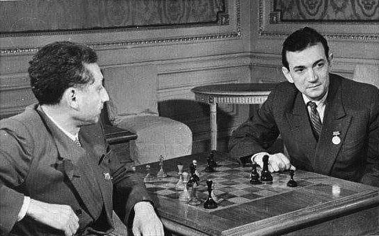 Nota 702 en ABC Color de Paraguay Vladimir Zak y Viktor Korchnoi que luce la medalla de campeón de la URSS. Foto del libro Korchnoi Year by Year 1